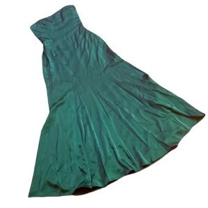 BCBG MAXAZRIA Emerald Green flare hemmed formal gown